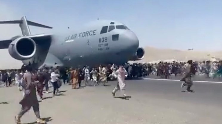 Συγκλονιστικό ΒΙΝΤΕΟ από το αεροδρόμιο της Καμπούλ – Απελπισμένοι Αφγανοί τρέχουν πίσω από αεροσκάφος για να σωθούν
