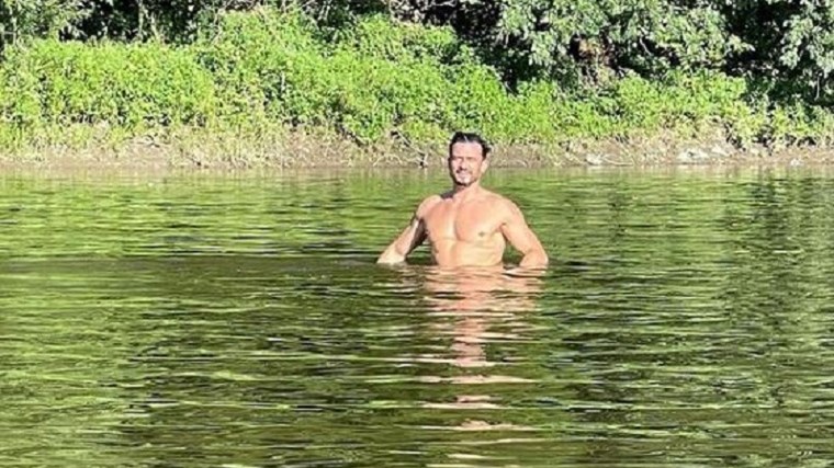 O Oρλάντο Μπλουμ κολυμπά… ολόγυμνος και ανεβάζει τις ΦΩΤΟ
