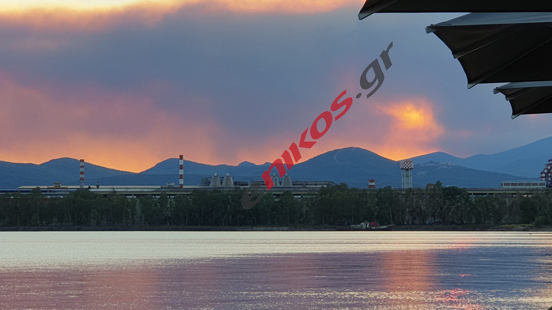 Φωτιά στα Βίλια: Αποπνικτική η ατμόσφαιρα από τους καπνούς στον Ασπρόπυργο – ΦΩΤΟ αναγνώστη