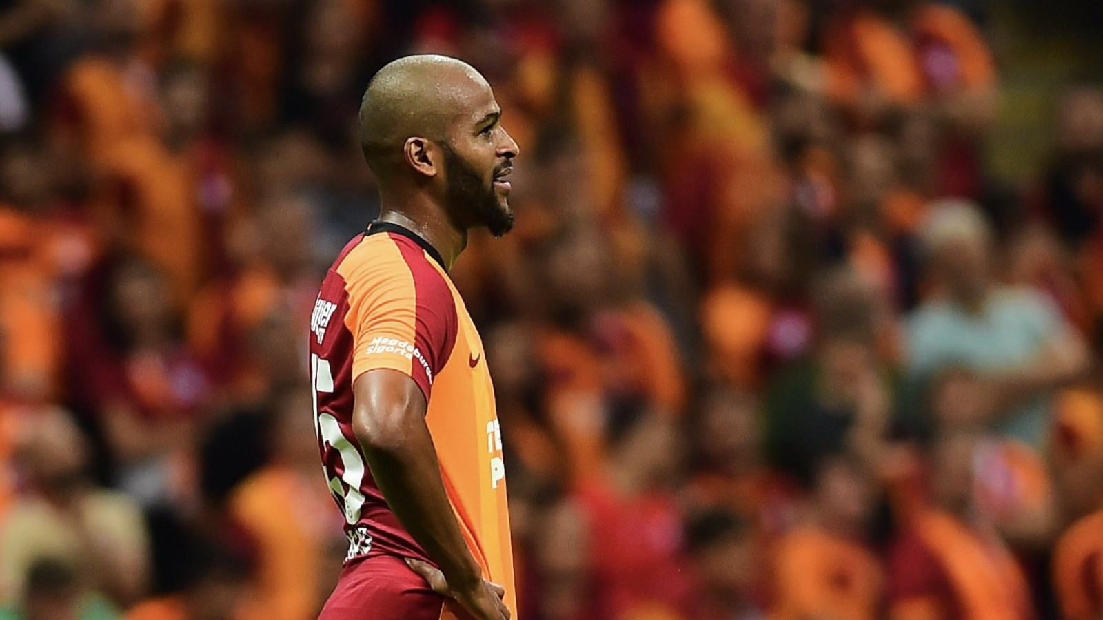 Άγριος καβγάς στο γήπεδο – Ποδοσφαιριστής της Γαλατασαράι έριξε μπουνιά σε συμπαίκτη του