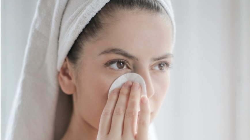 Το βήμα για την εξαφάνιση του maskne είναι τελείως απλό και θα σας πάρει μόλις λίγα δεύτερα