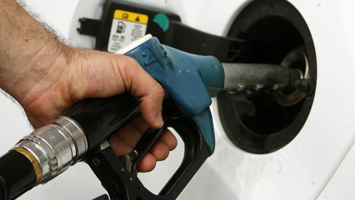 Επεισόδιο σε βενζινάδικο στο Βελεστίνο – Οδηγός έσερνε την ιδιοκτήτρια με το αυτοκίνητο