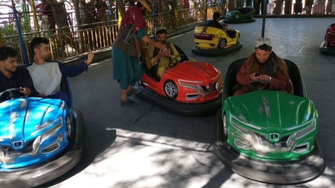 Αφγανιστάν: Οι Ταλιμπάν διασκεδάζουν σε λούνα παρκ και γυμναστήριο – ΒΙΝΤΕΟ