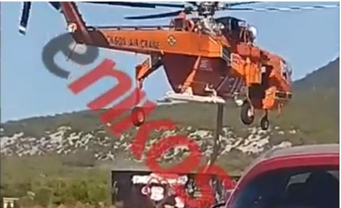 Φωτιά στα Βίλια: Καρέ καρέ η στιγμή που ελικόπτερο αντλεί νερό από δεξαμενή – ΒΙΝΤΕΟ αναγνώστη