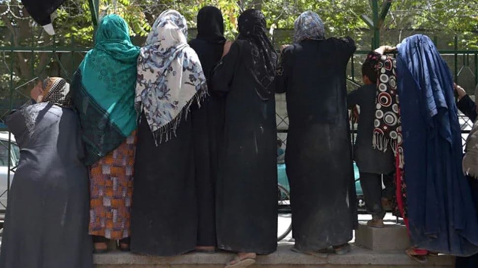 Ταλιμπάν: Υποχρεωτική η μαντίλα, όχι όμως η μπούρκα