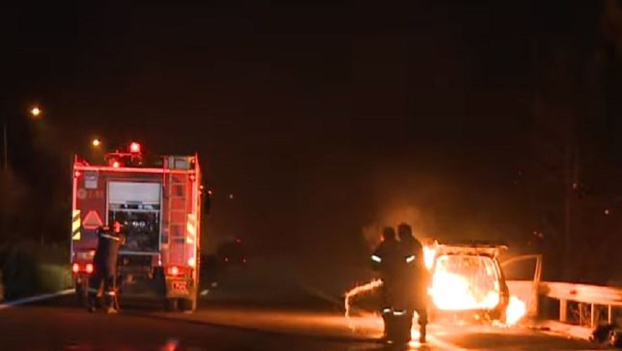 Αυτοκίνητο τυλίχθηκε στις φλόγες εν κινήσει στην Κορίνθου-Τριπόλεως – ΒΙΝΤΕΟ