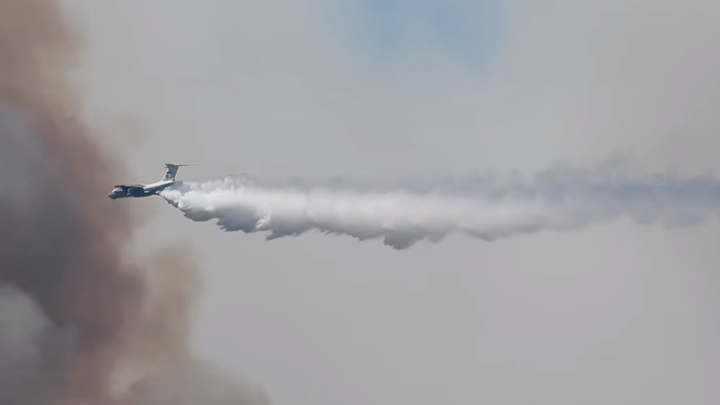 Φωτιά στα Βίλια: Καρέ – καρέ η ρίψη νερού από τον Ρώσο “γίγαντα” Ilyushin Il-76