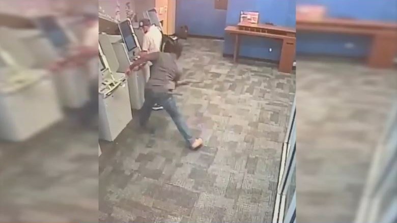 Σοκαριστικό ΒΙΝΤΕΟ από αιματηρή επίθεση με τσεκούρι στο Μανχάταν