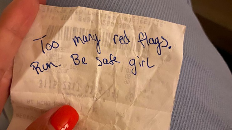 Viral το μήνυμα ενός αγνώστου σε γυναίκα για να τη “σώσει” από το ραντεβού της