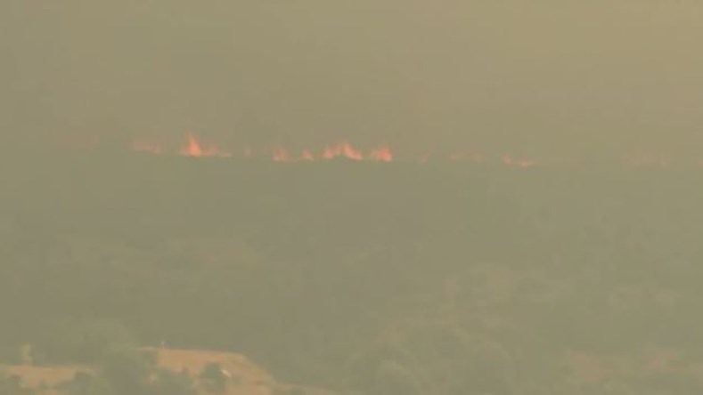 Φωτιά στα Βίλια: Οι άνεμοι άλλαξαν φορά – Οι φλόγες κατευθύνονται προς τον οικισμό