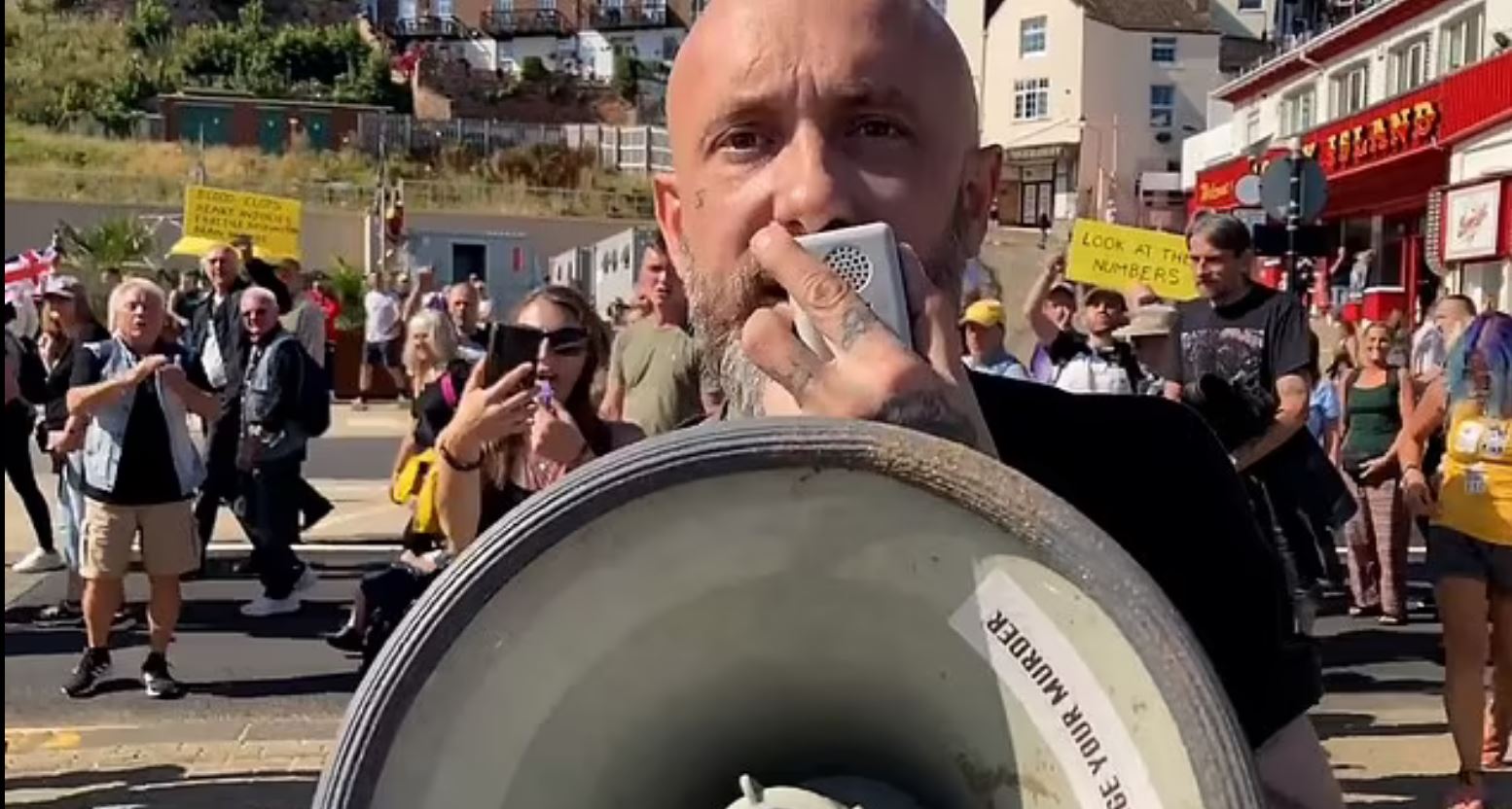 Αντιεμβολιαστές απείλησαν δημοσιογράφο του BBC με “κρεμάλα”