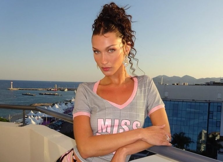 H Bella Hadid έχει ως νέα μούσα τη βασίλισσα Ελισάβετ Β’