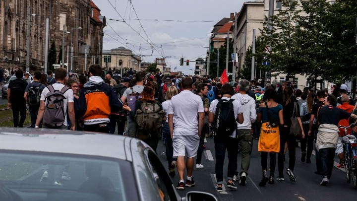 Βερολίνο: Συγκρούσεις μεταξύ αστυνομικών και διαδηλωτών που διαφωνούν με τα μέτρα για την πανδημία
