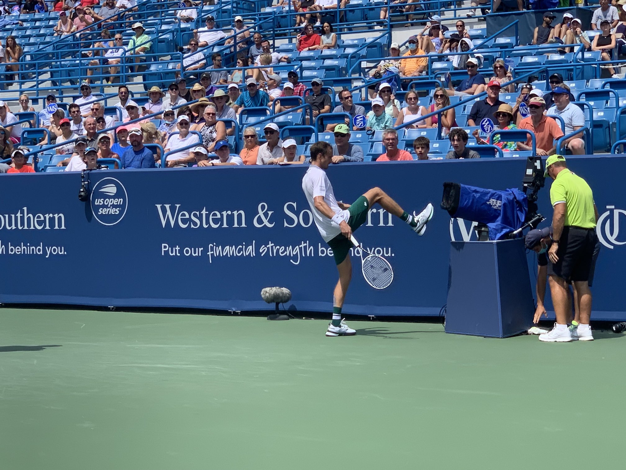 Έξαλλος ο Μεντβέντεφ – Κλώτσησε τηλεοπτική κάμερα – ΒΙΝΤΕΟ