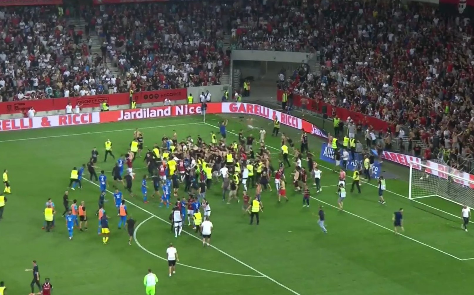 Εισβολή οπαδών στη Γαλλία – Διακόπηκε ο αγώνας Νις-Μαρσέιγ