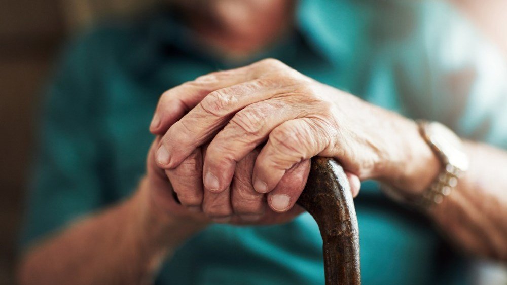 Έρευνα: «Θερίζει» τους ανθρώπους τρίτης ηλικίας η Covid-19 – Τα ποσοστά θνησιμότητας σε μονάδες φροντίδας ηλικιωμένων