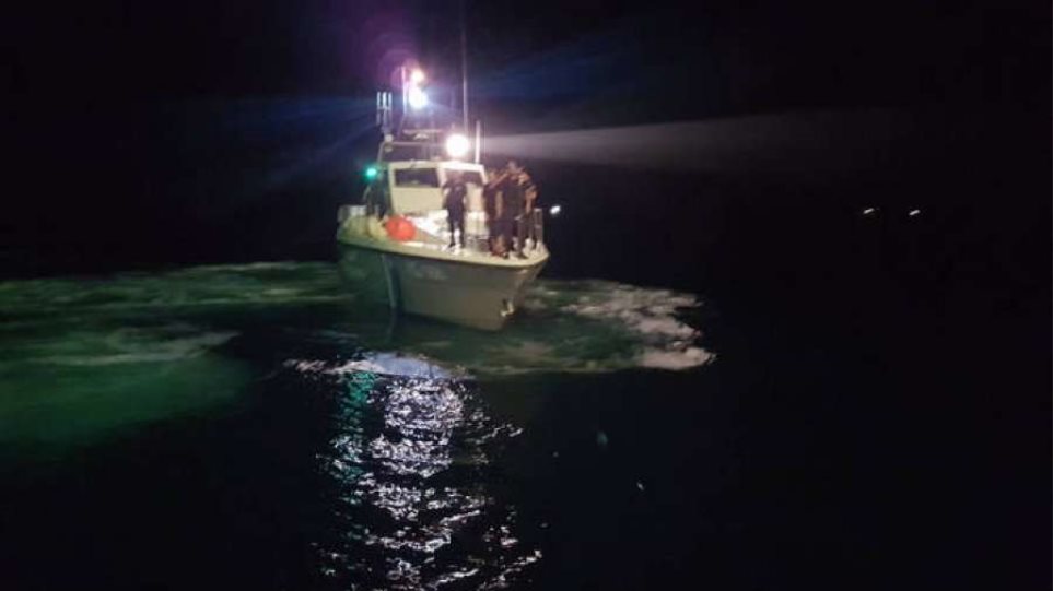 Σώοι οι 16 ναυτικοί του πλοίου που βυθίζεται στο Μυρτώο Πέλαγος