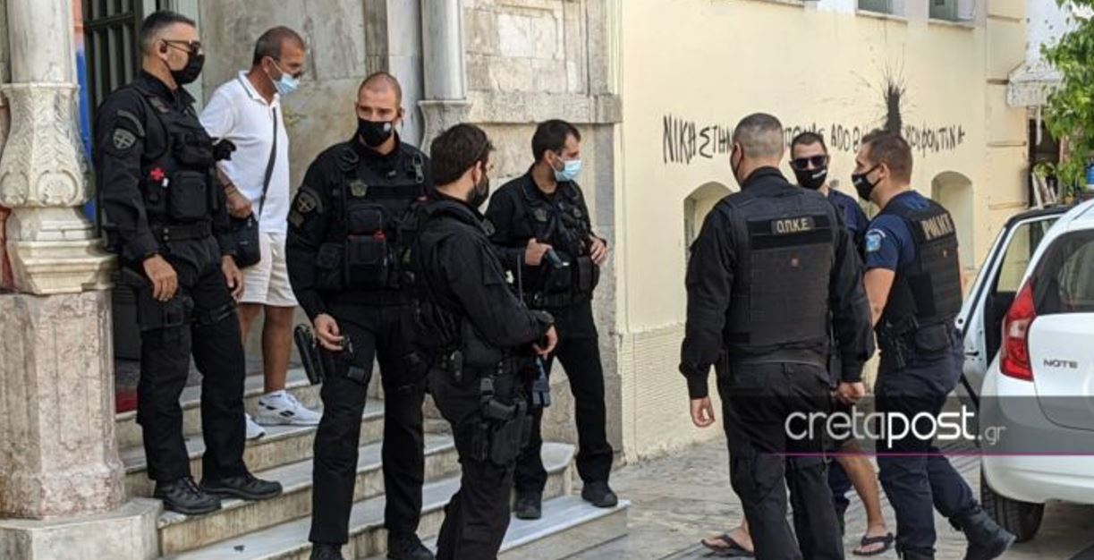 Έγκλημα στη Μεσαρά: Προφυλακίστηκε ο 27χρονος – Μάνα θύματος: “Θέλω πίσω το παιδί μου”