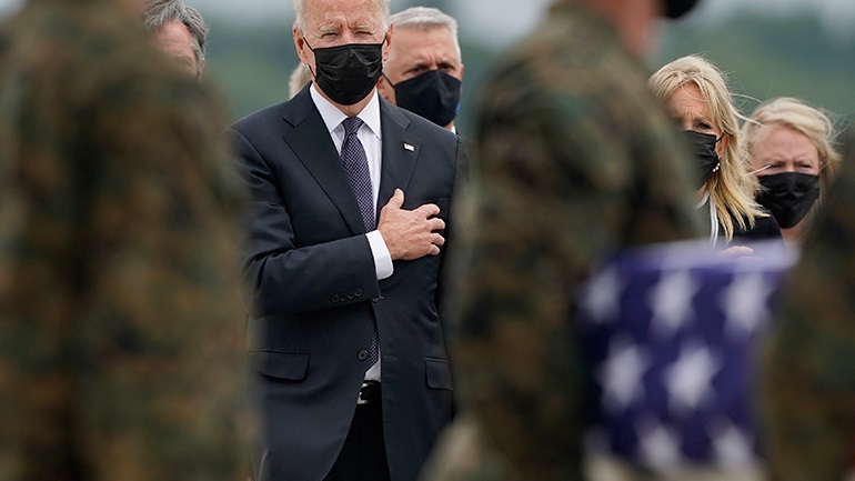 Ο Μπάιντεν υποδέχτηκε τα φέρετρα των στρατιωτών που σκοτώθηκαν στην Καμπούλ