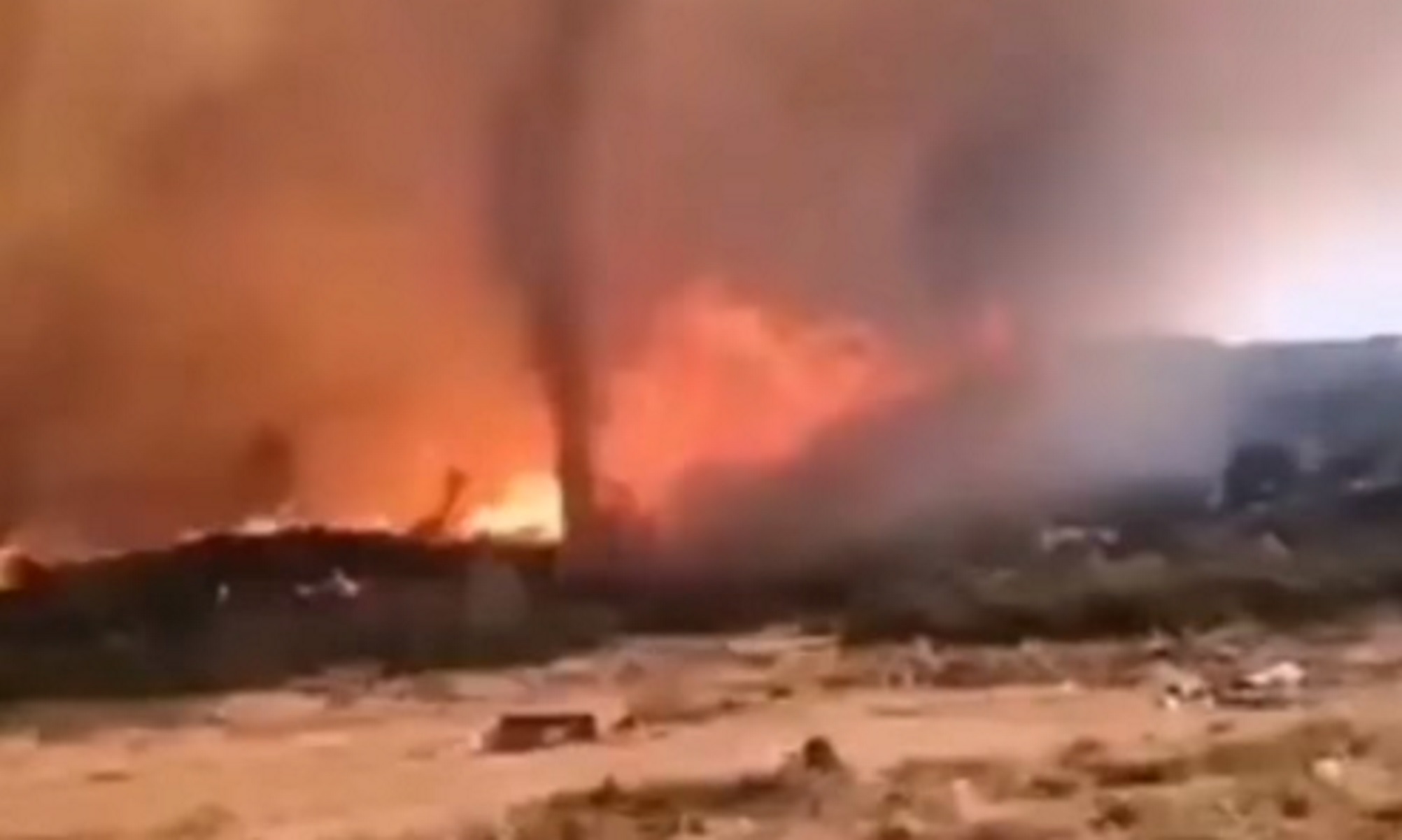 Φωτιά στα Βίλια: Πύρινος στρόβιλος εκτοξεύει κορμό δέντρου προς τους πυροσβέστες