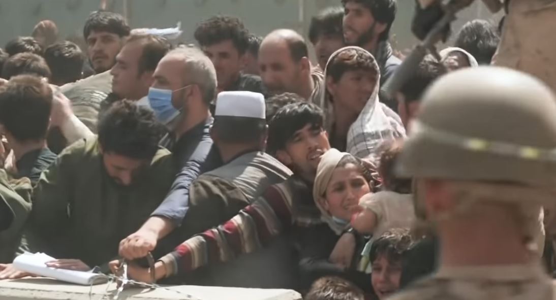 Σοκαριστικές σκηνές στο αεροδρόμιο της Καμπούλ – Άνθρωποι ποδοπατούνται στην προσπάθεια να διαφύγουν