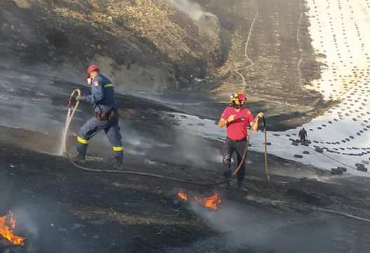 Μαίνεται η φωτιά στο Μεσολόγγι – Στο νοσοκομείο πυροσβέστης