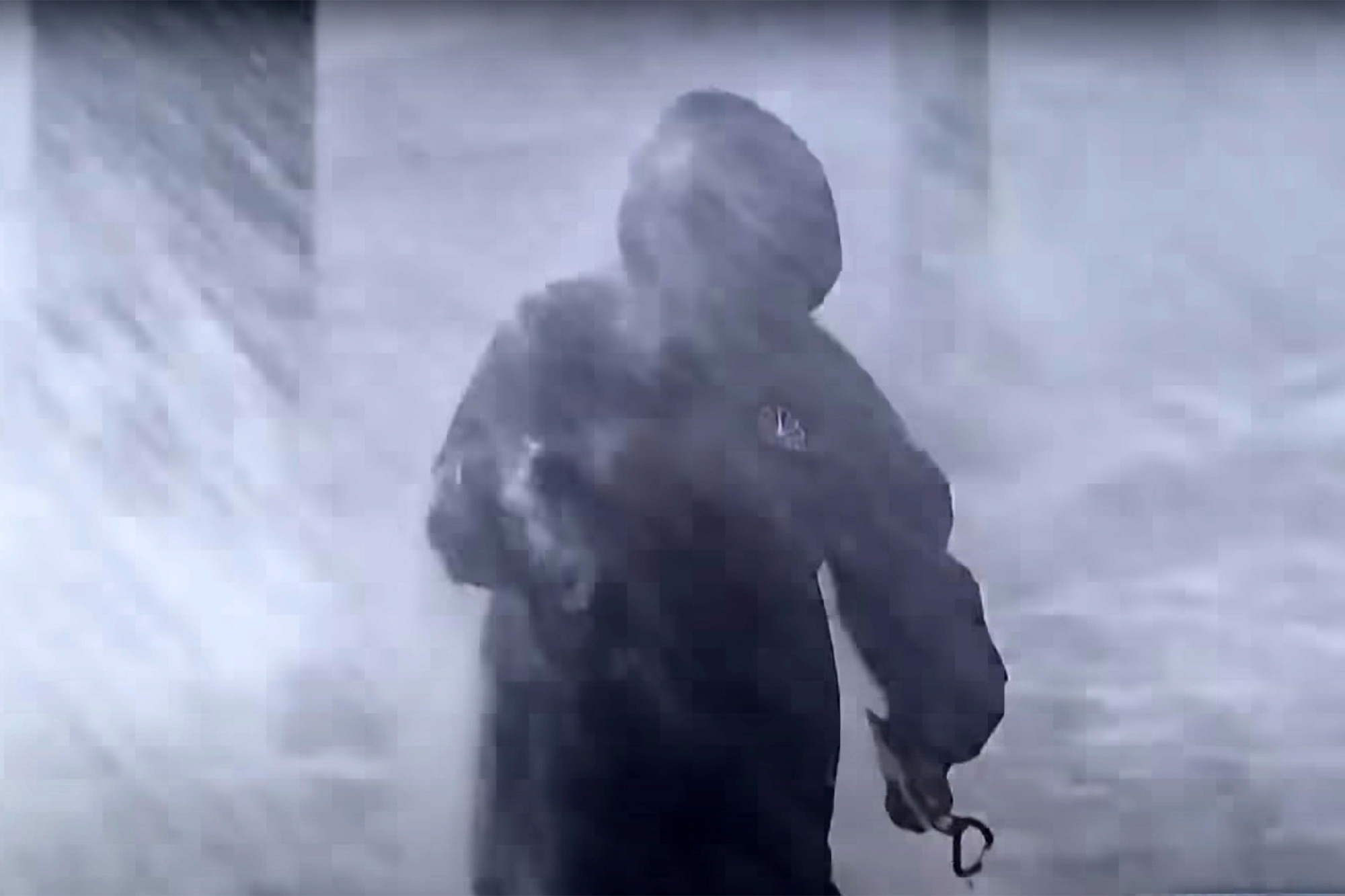 Viral: Μετεωρολόγος καλύφθηκε από κύματα σε live μετάδοση