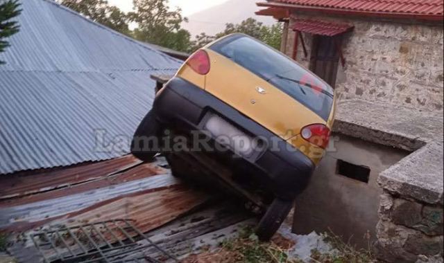 Αυτοκίνητο προσγειώθηκε σε σπίτι