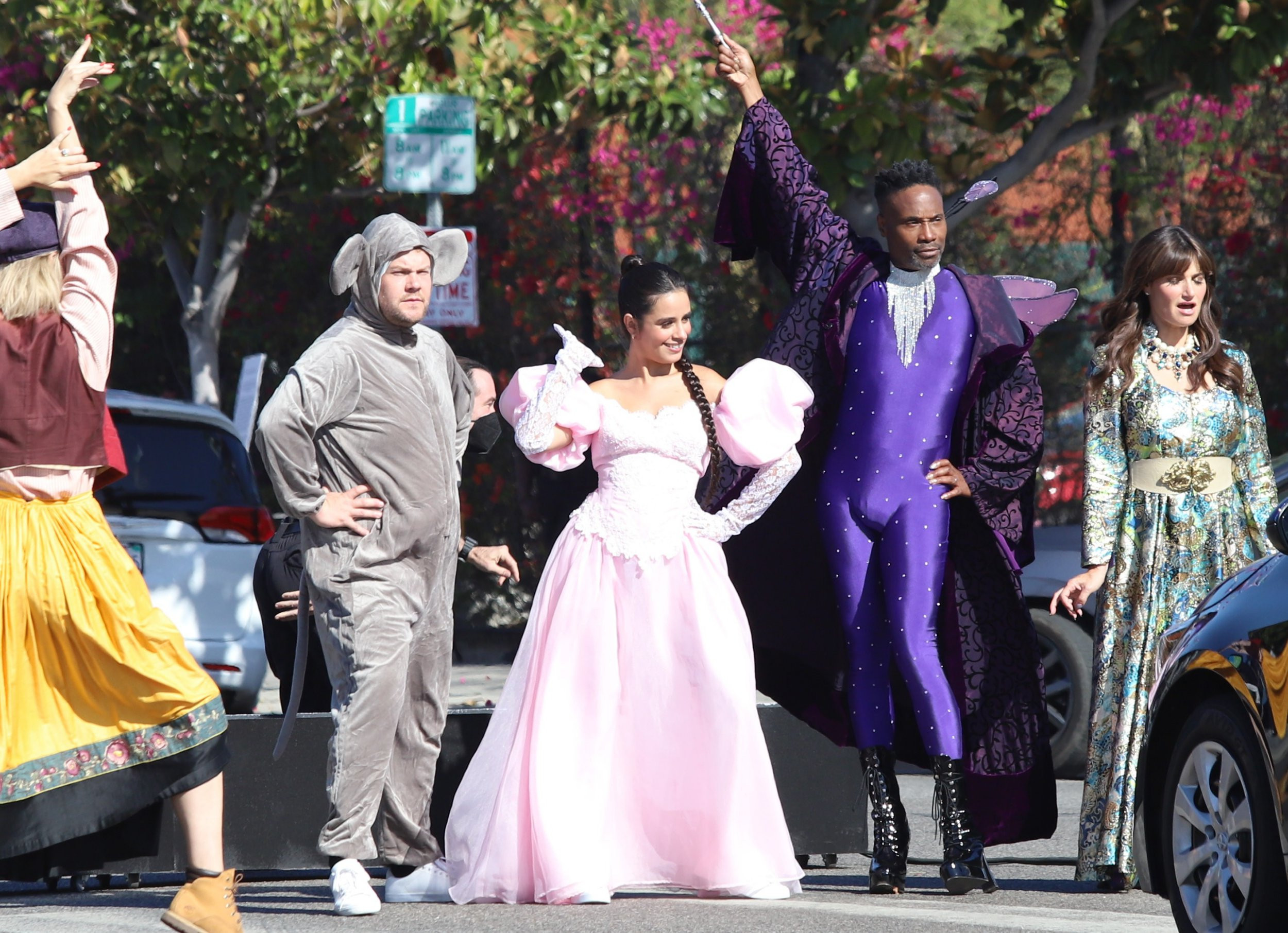 Flash mob στο Λος Άντζελες με την υπογραφή… Cabello και Corden – Προκάλεσαν κυκλοφοριακό χάος