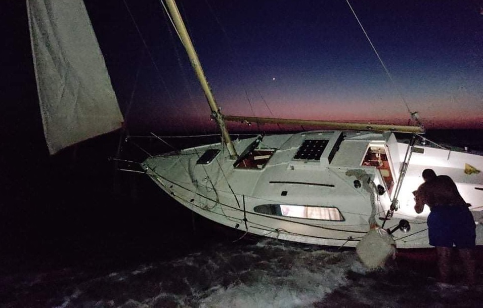 Ακυβέρνητο ιστιοφόρο ξεβράστηκε στην παραλία της Ελαίας