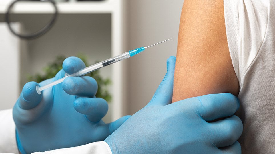 Εμβολιασμός νοσηλεύτρια εμβόλιο