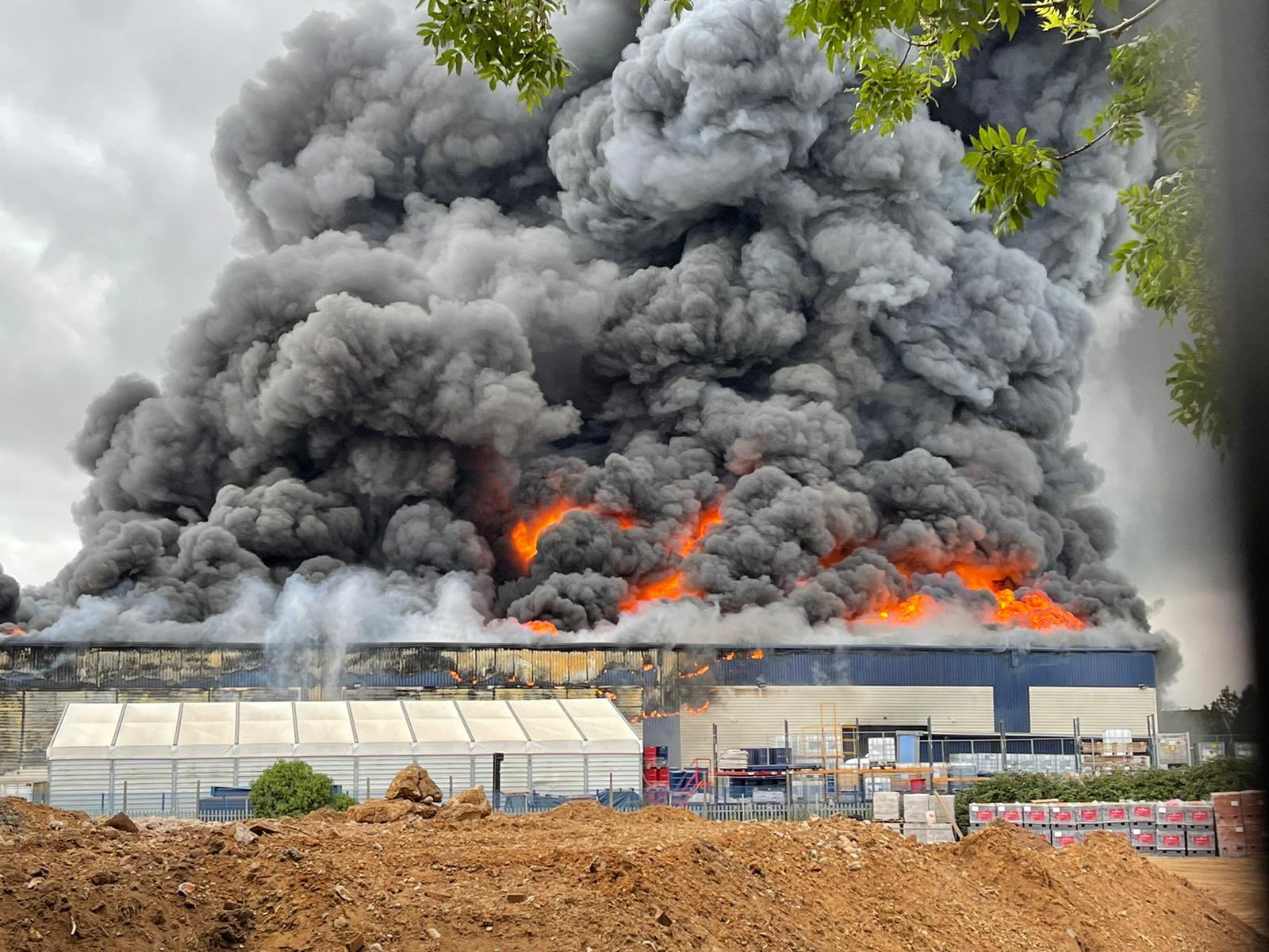 Τεράστια φωτιά ξέσπασε σε περιοχή της Βρετανίας – Σκηνές αποκάλυψης με πυκνούς καπνούς και εκρήξεις