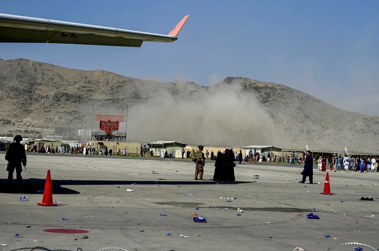 Οι πρώτες εικόνες μετά την έκρηξη στο αεροδρόμιο της Καμπούλ – ΦΩΤΟ