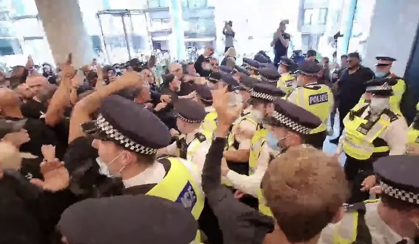 Αντιεμβολιαστές εισέβαλαν σε κτίριο με ειδησεογραφικά δίκτυα στο Λονδίνο