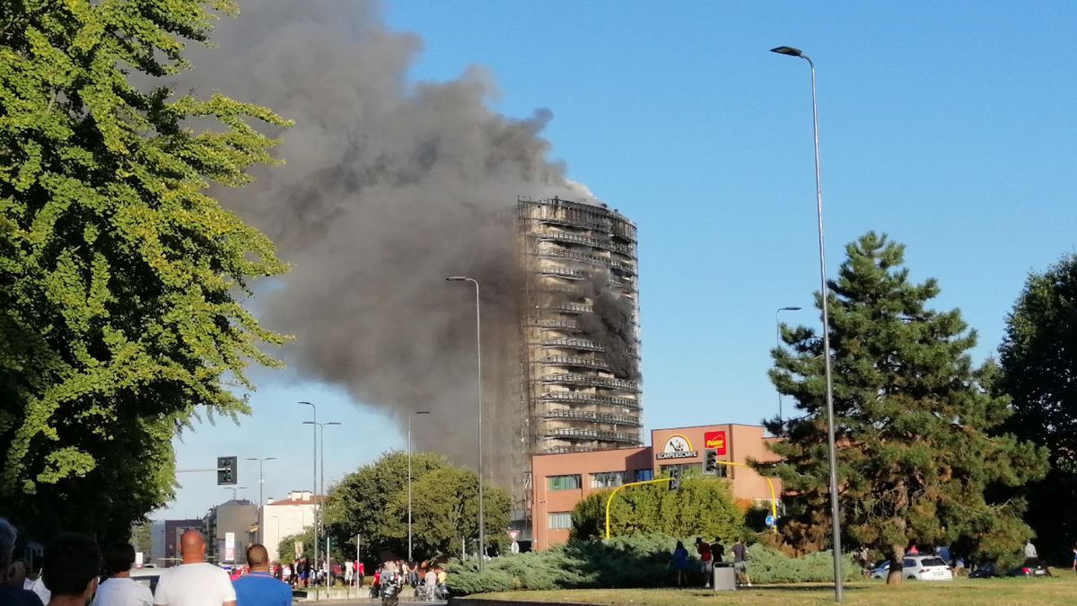 Φωτιά σε ουρανοξύστη στο Μιλάνο – ΒΙΝΤΕΟ