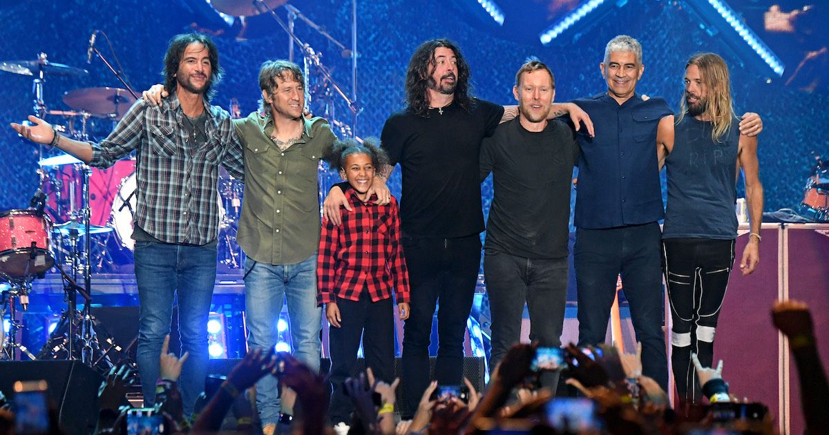 Μία 10χρονη ντράμερ-φαινόμενο εμφανίστηκε στη σκηνή με τους Foo Fighters