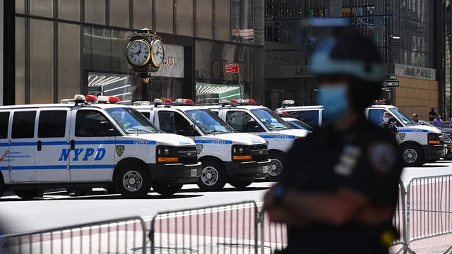 Εμβολιασμός ή μάσκα εν ώρα υπηρεσίας για τους αστυνομικούς της Νέας Υόρκης