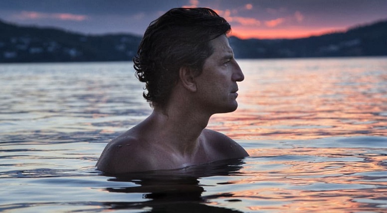 Σάκης Ρουβάς: Βουτιά με φόντο το ρομαντικό ηλιοβασίλεμα – ΦΩΤΟ