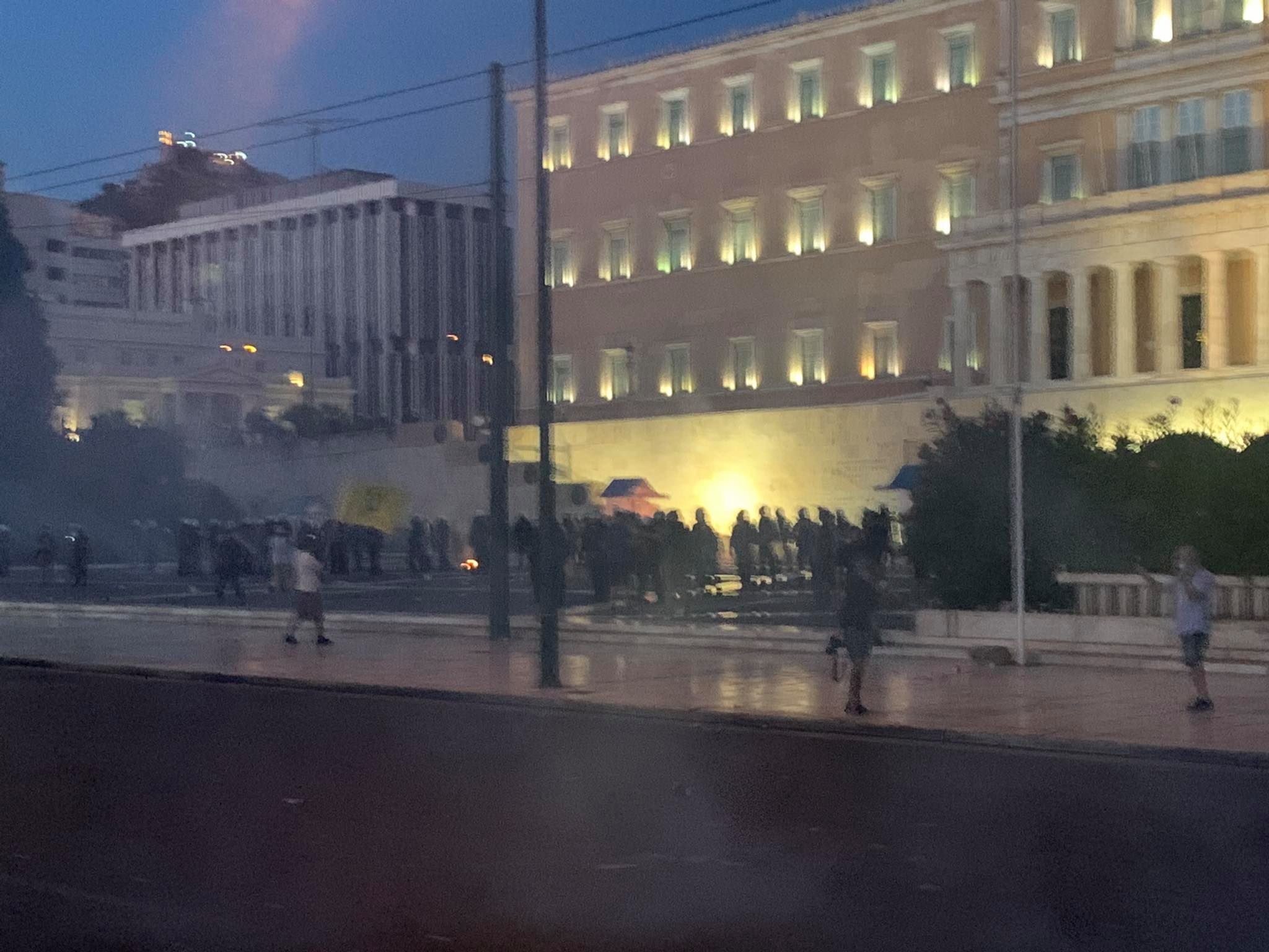 Eπεισόδια στη συγκέντρωση κατά του υποχρεωτικού εμβολιασμού στο Σύνταγμα – ΒΙΝΤΕΟ