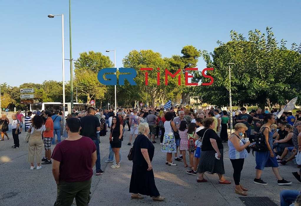 Θεσσαλονίκη: Συγκέντρωση κατά του υποχρεωτικού εμβολιασμού στον Λευκό Πύργο – ΦΩΤΟ