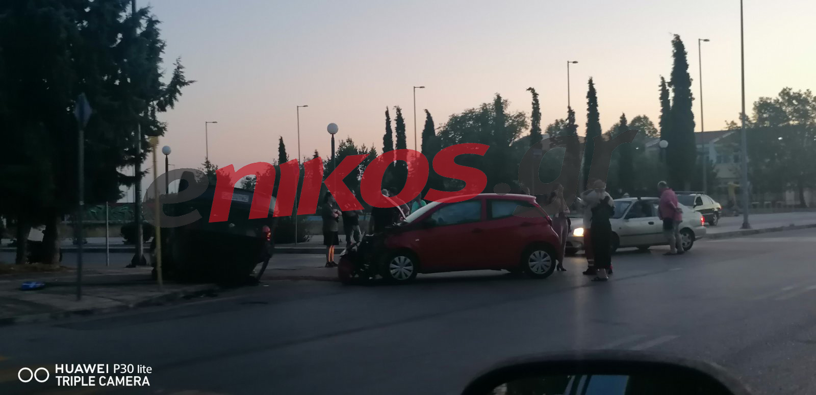 Σοβαρό τροχαίο στο Ολυμπιακό χωριό – Ανετράπη αυτοκίνητο – ΦΩΤΟ αναγνώστη