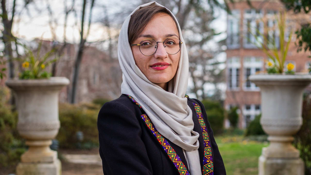 Συγκλονίζουν τα λόγια της πρώτης γυναίκας δημάρχου στο Αφγανιστάν – ΒΙΝΤΕΟ