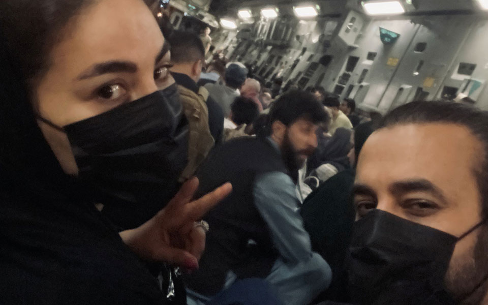 Αφγανιστάν: Η ποπ σταρ Αριάνα Σαγίντ διέφυγε καλυμμένη με ένα νικάμπ