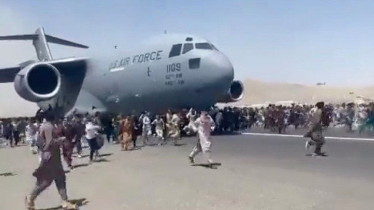 Ο Μπάιντεν στέλνει 18 εμπορικά αεροσκάφη για να απομακρύνει πολίτες από το Αφγανιστάν