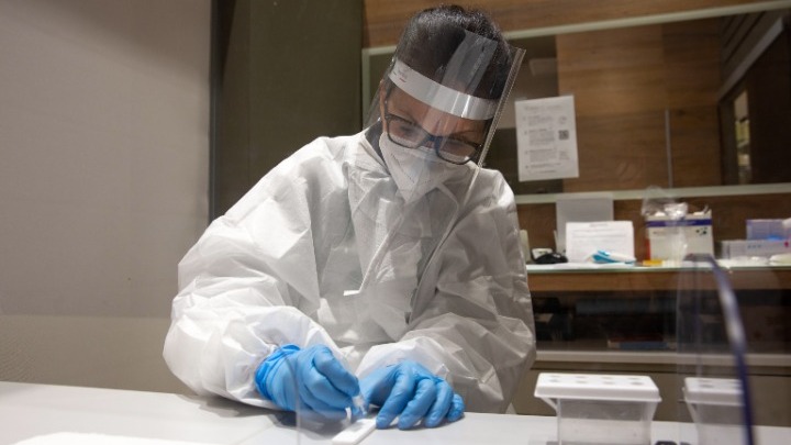 Αρνητικό ρεκόρ με 4.608 νέα κρούσματα κορονοϊού – 32 νεκροί και 326 διασωληνωμένοι – Ο “χάρτης” της διασποράς