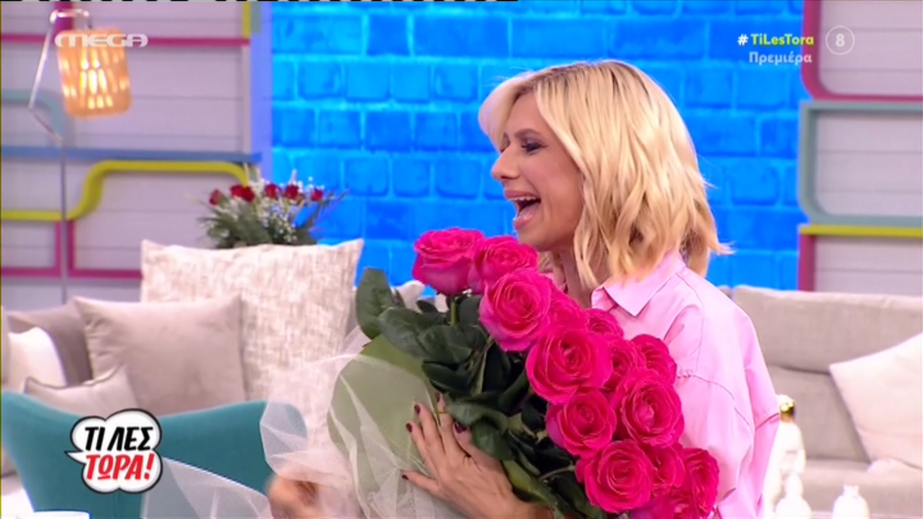 Τι λες τώρα!: Με λουλούδια και… χαρτομάντιλα η πρεμιέρα για Καραβάτου και Ηλιάκη