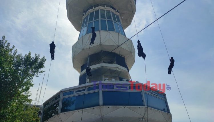 ΔΕΘ: Εντυπωσιακή επίδειξη καταρρίχησης από τους άνδρες των ΕΚΑΜ – Το σχόλιο για τον “Πίνατ”