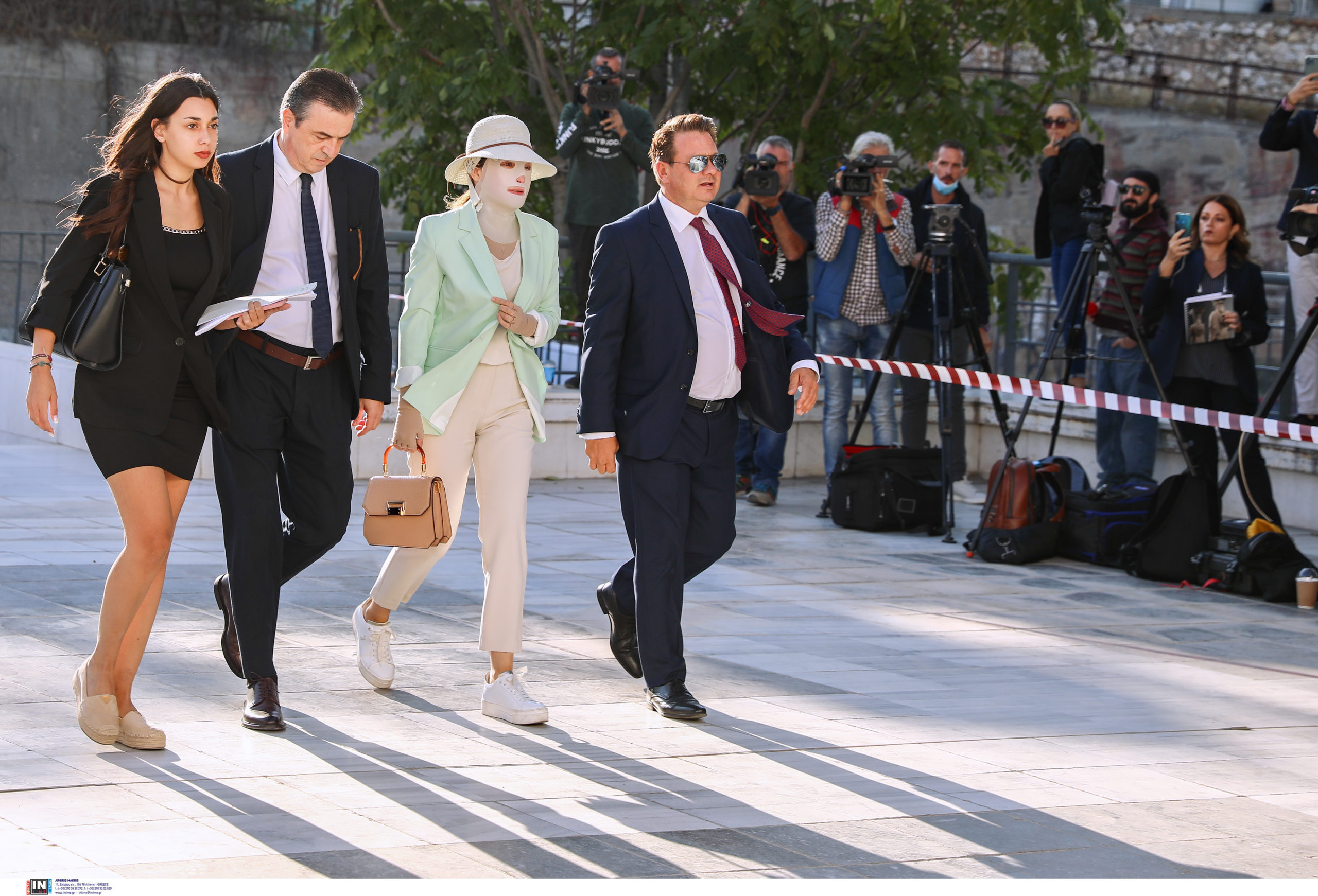 Επίθεση με βιτριόλι: Έφτασε στο δικαστήριο η Ιωάννα Παλιοσπύρου