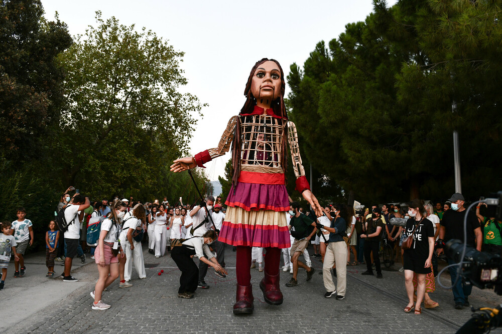 Πλήθος κόσμου συνόδευσε την “Αμάλ” στο κέντρο της Αθήνας – ΦΩΤΟ