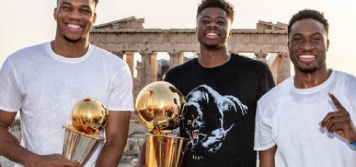 Οι Μπακς παρουσιάζουν την επίσκεψη των Αντετοκούνμπο στην Ακρόπολη